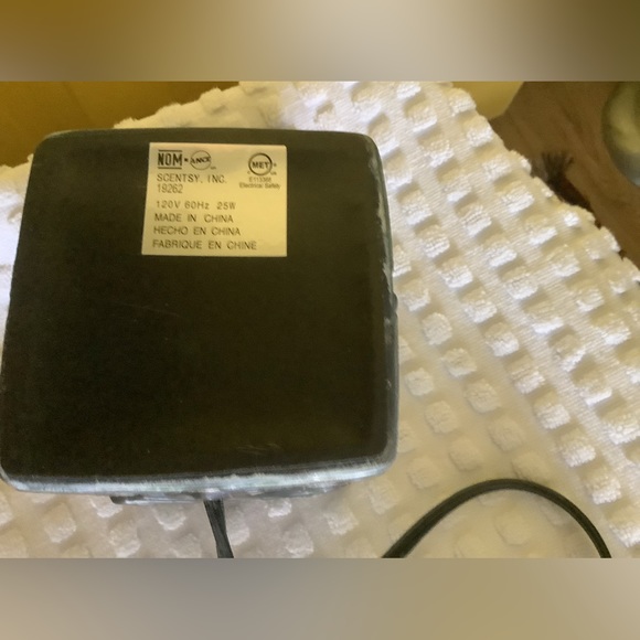 Scentsy Inc Wax Warmer Black/White Celtic Cross - Picture 3 of 4